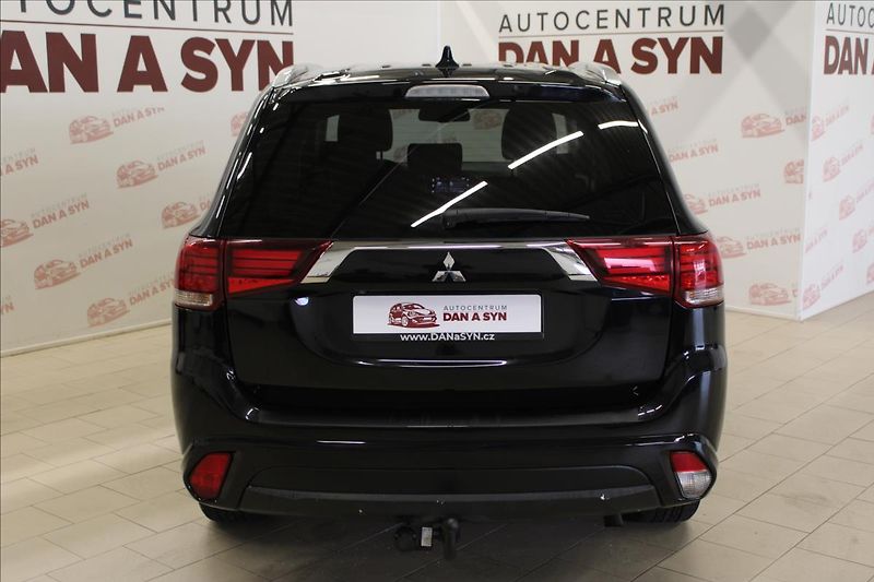 Mitsubishi Outlander 2,0 i Plus 4x4 PHEV Hybrid - fotka 5 z 35