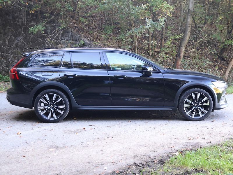 Volvo V60 2,0 B4 AWD Cross Country DPH - fotka 8 z 33