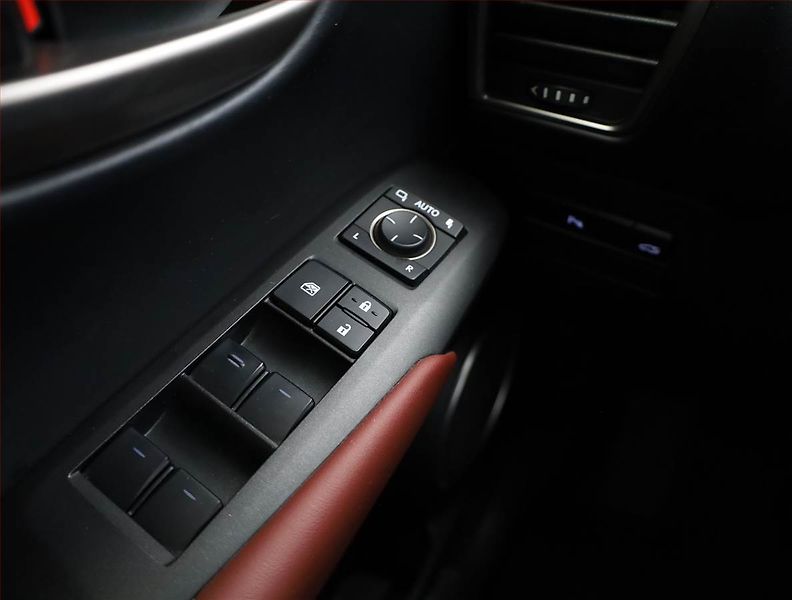 Lexus NX 300h (2017) 300h - fotka 12 z 16