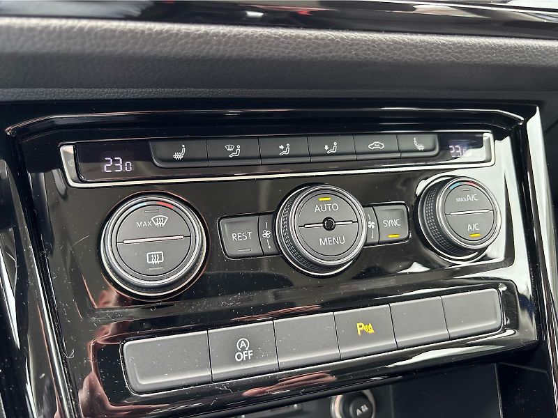 Volkswagen Touran 2,0TDi 140kW HIGHLINE BUSINESS - fotka 18 z 30