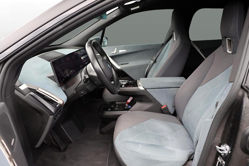 BMW iX xDrive40 - fotka 9 z 17