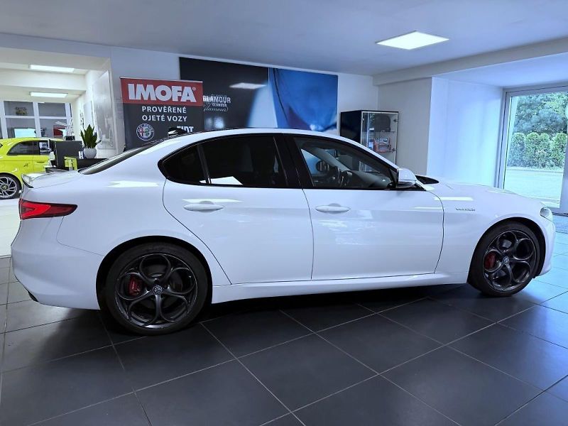 Alfa Romeo Giulia (2017) 2.0 T 280k AT8 ZF Q4 4x4 Veloc - fotka 4 z 20