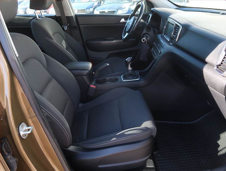 Kia Sportage (2016) 1.7 CRDi, Navi, Tempomat - fotka 9 z 21