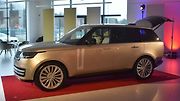 Vůz se novinářům ukázal v největším tuzemském dealerství Land Roveru