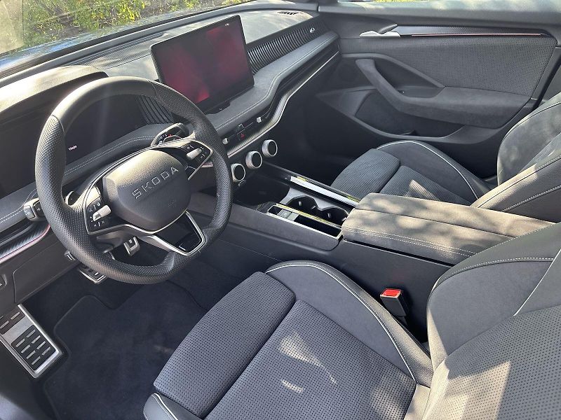 Škoda Superb (2025) Combi 2.0 TDI 4x4 DSG Sportlin - fotka 7 z 33