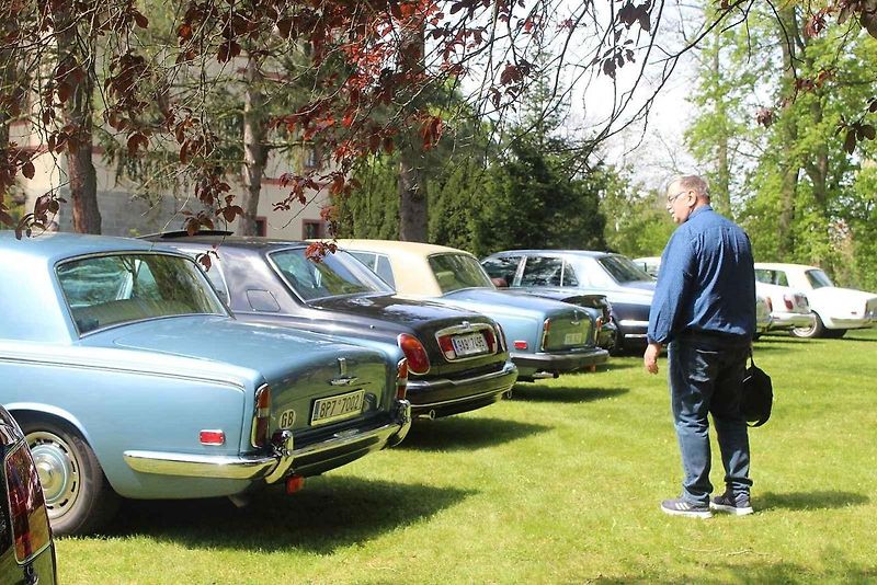 Luxusní vozy se v sobotu 4. května sjely na zámek do Lnář. Převládala auta značky Rolls-Royce.