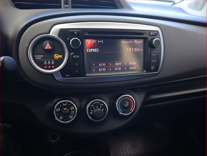 Toyota Yaris (2011) 1.0 VVT-i, Serv.kniha - fotka 12 z 15