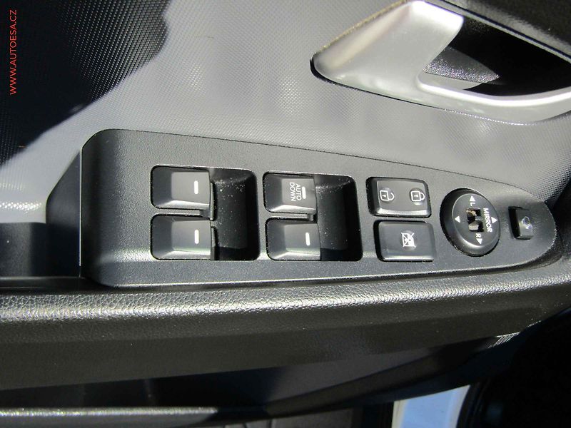 Kia Sportage (2012) 1.6 GDi, xenon, AC - fotka 11 z 21