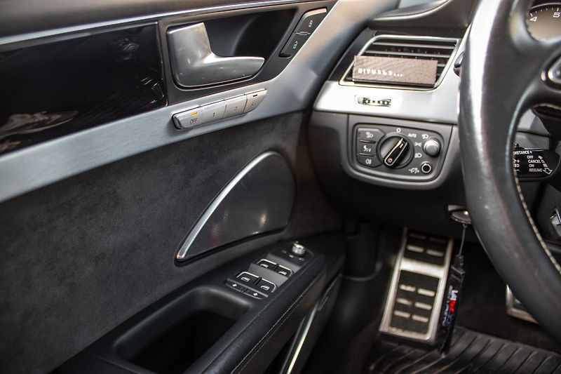 Audi S8 - fotka 23 z 30