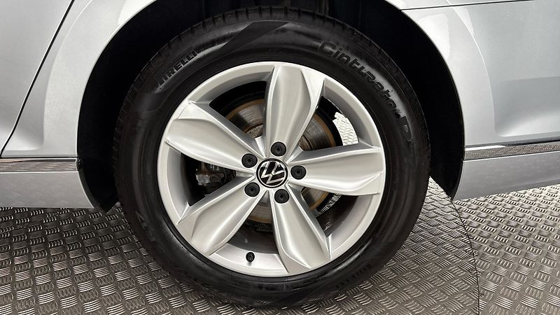 Volkswagen Passat 2.0 TDI DSG Elegance Variant - fotka 19 z 27