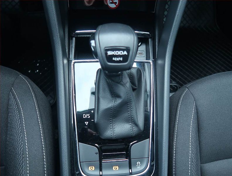 Škoda Karoq (2024) Fresh 2.0 TDI - fotka 13 z 16