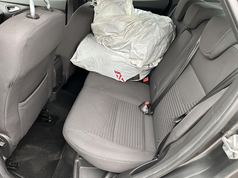 Ford Focus 1.5   Titanium - fotka 8 z 24