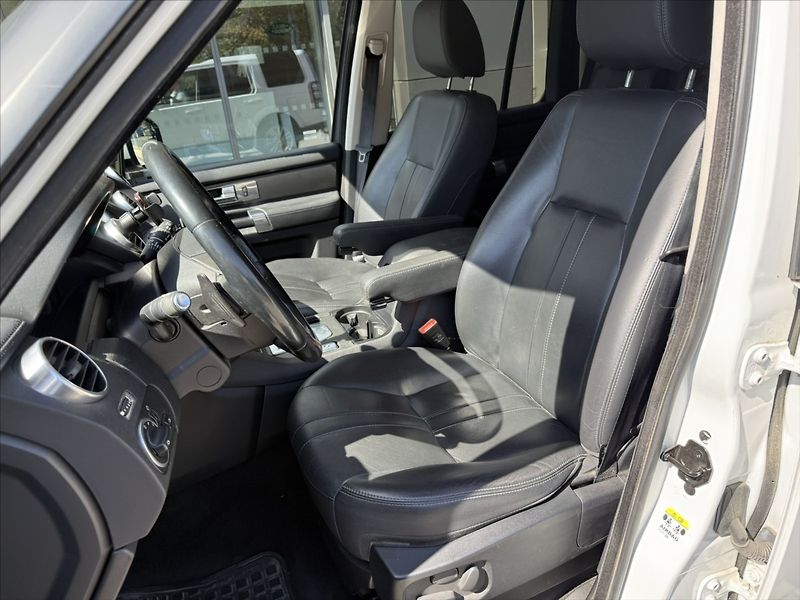 Land Rover Discovery 3,0 4 TDV6 HSE - fotka 12 z 23