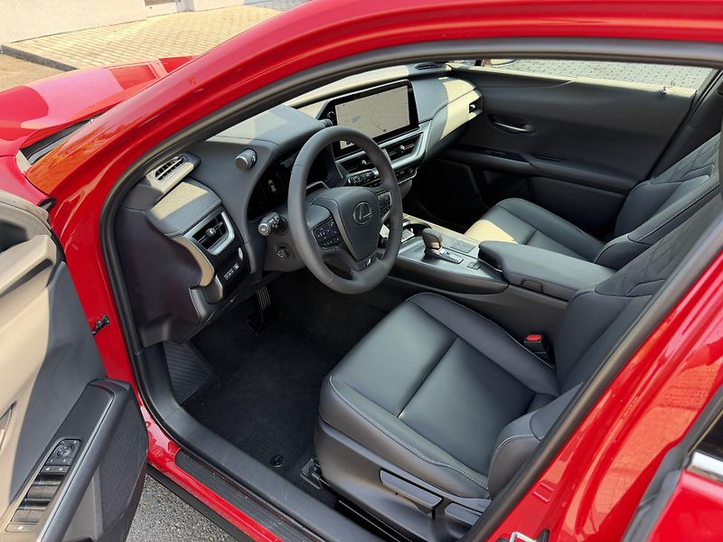 Lexus UX 300h F SPORT automat. navigace - fotka 16 z 25