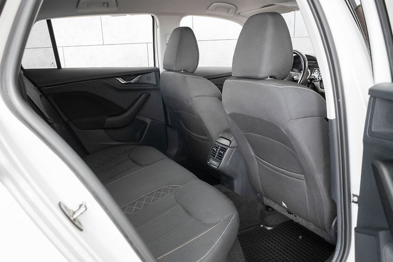 Škoda Scala 1.6 TDI 85kW AMBITION*DPH*ČR 1 - fotka 12 z 37