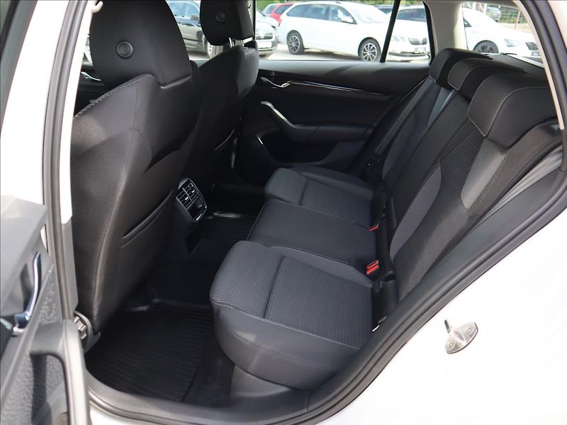 Škoda Octavia 1,5 TSi 110kW Selection ParkPi - fotka 32 z 38