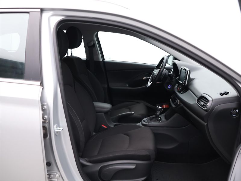 Hyundai i30 1,4 T-GDI 103kW DCT Navi LED - fotka 12 z 32
