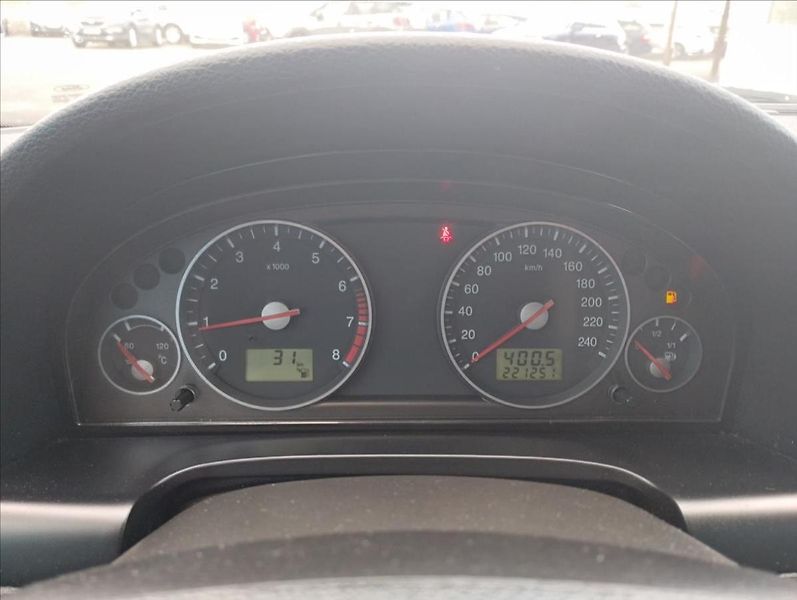 Ford Mondeo 1,8 Ghia - fotka 11 z 17