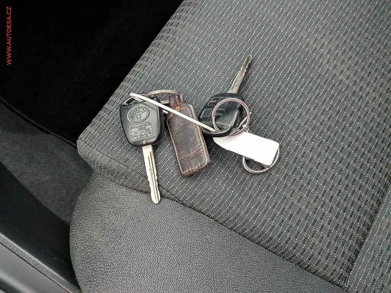 Toyota Corolla (2005) 1.4i - fotka 13 z 14