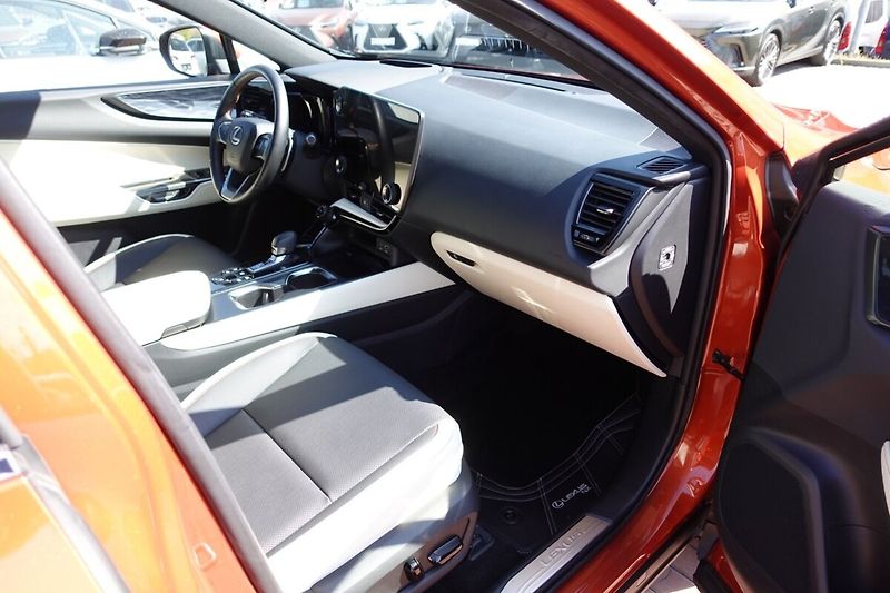 Lexus NX 450h plus NX450h+ Executive Top 4x4 - fotka 13 z 34
