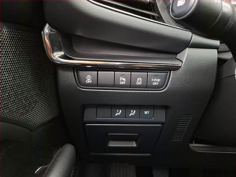 Mazda 3 (2022) Luxury 2.0 e-Skyactiv X - fotka 17 z 20