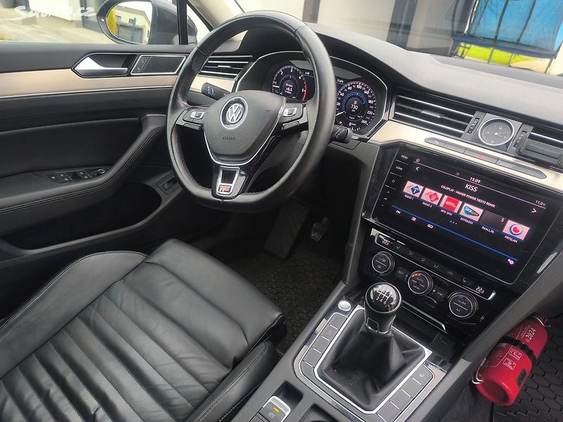 Volkswagen Passat R-LINE,MAX VÝBAVA,KRÁSNÝ,1.MAJ - fotka 16 z 29