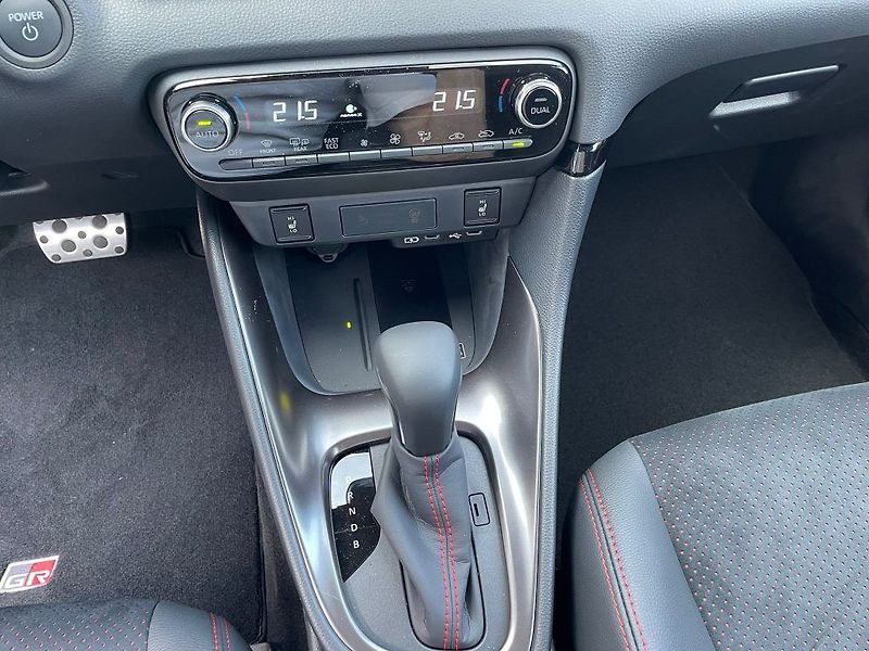 Toyota Yaris 1.5 HEV 130 GR SPORT - fotka 20 z 22