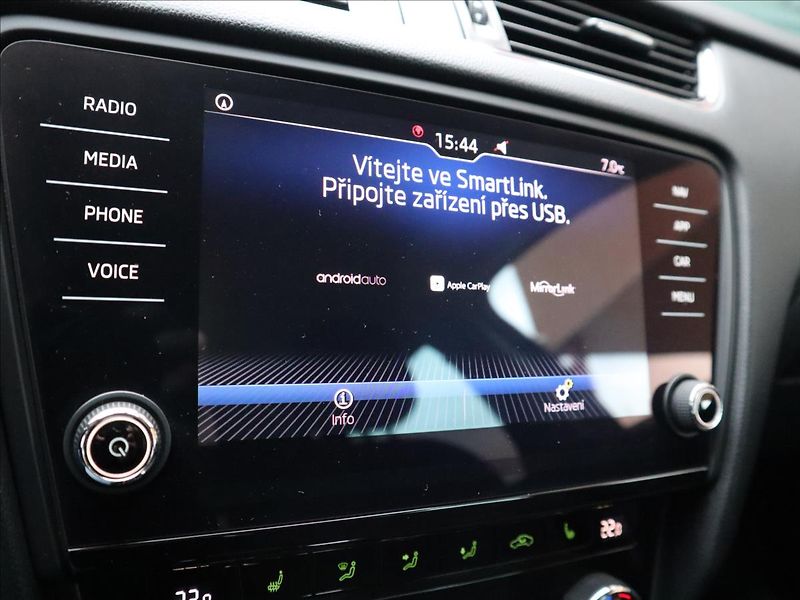 Škoda Octavia 2,0 TDi DSG Style ACC LED - fotka 18 z 41