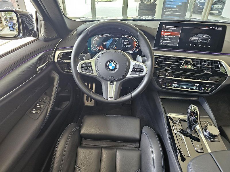BMW Řada 5 M550i xDrive - fotka 23 z 32