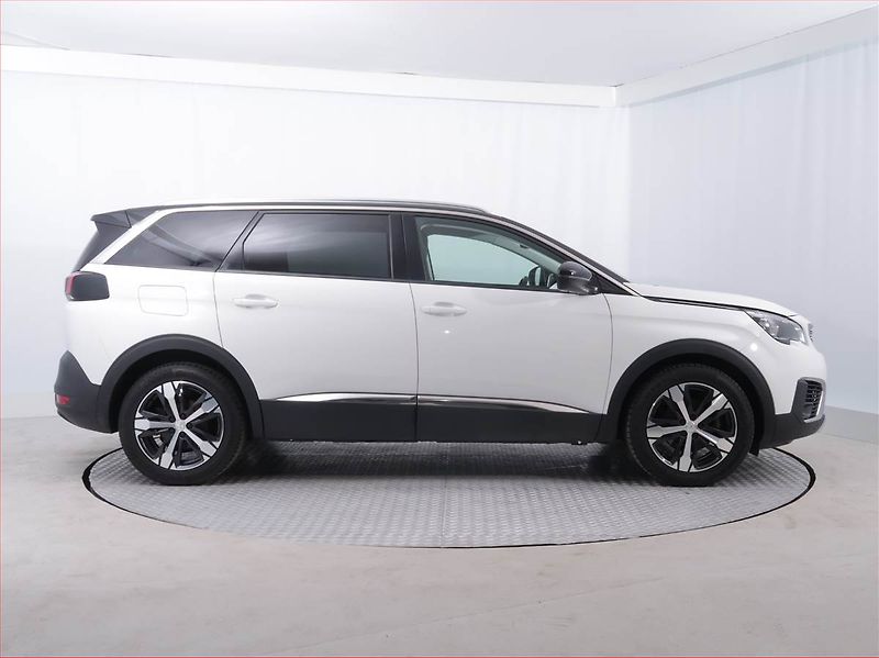 Peugeot 5008 (2019) Allure PureTech 130, 7 míst - fotka 6 z 22