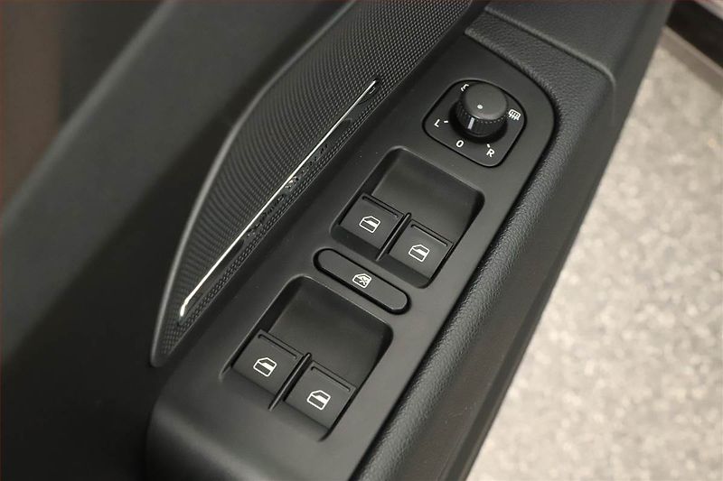 Škoda Superb (2012) Laurin&Klement 3.6 FSI V6 - fotka 18 z 18