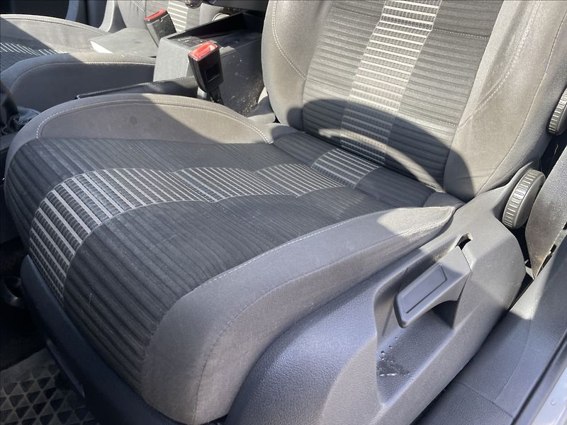 Volkswagen Touran 1,9 TDi 77kw 6rychlostí Klimat - fotka 24 z 35