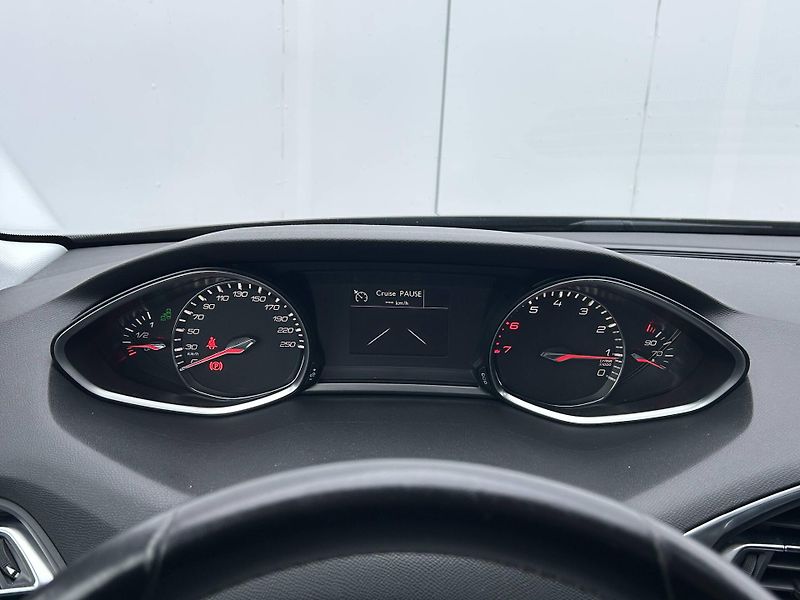 Peugeot 308 ALLURE PACK S&S MAN6 1,2 PureT - fotka 12 z 23