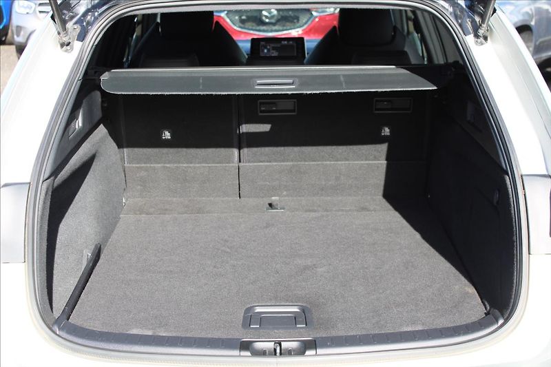Toyota Corolla 2,0 HEV  1.MAJ,DPH,GR-SPORT - fotka 29 z 38