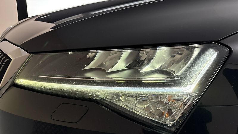 Škoda Superb 2.0 TDI DSG 4x4 Scout Combi - fotka 17 z 29