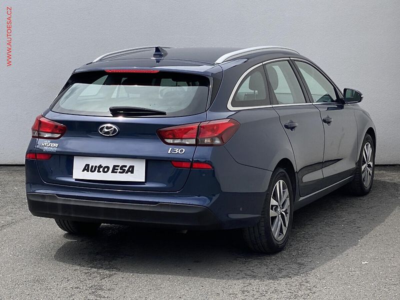 Hyundai i30 (2017) 1.6 CRDi, 2.maj,ČR, AC, navi - fotka 4 z 17