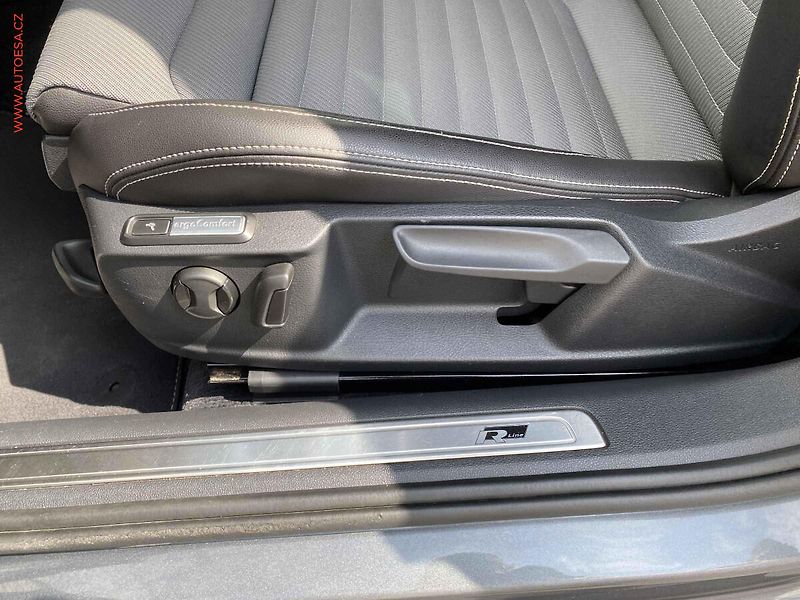 Volkswagen Passat (2015) 2.0 TDi, AC, výhřev sed. - fotka 14 z 19