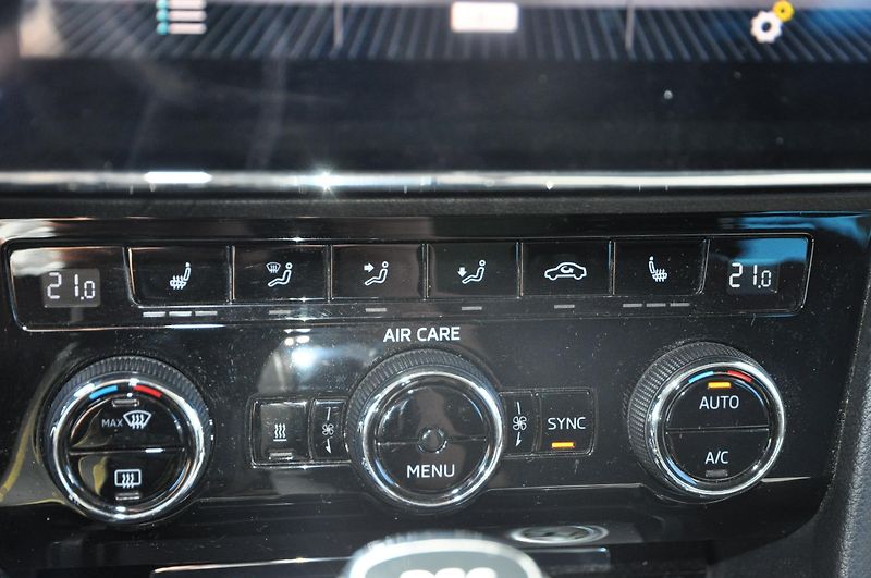 Škoda Superb III 2.0TDi 110kW KOMBI Ambitio - fotka 17 z 22