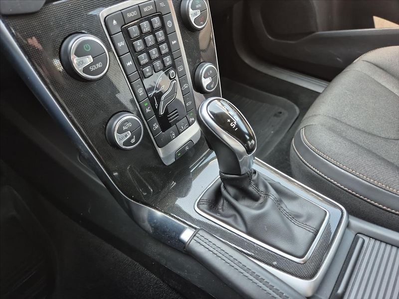Volvo V40 2,0 D3 Cross Country - fotka 15 z 20