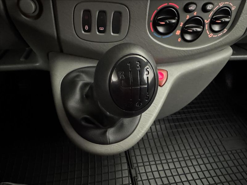 Opel Vivaro 2,5 107kW 9MÍST AC TAŽNÉ 1.MAJ - fotka 16 z 30