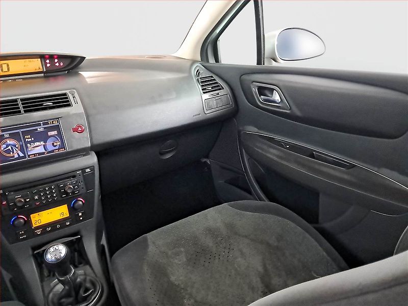 Citroën C4 (2005) Exclusive 1.6 HDi, nová STK - fotka 8 z 17