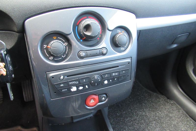 Renault Clio 1.2i KLIMA TAŽNÉ - fotka 13 z 19