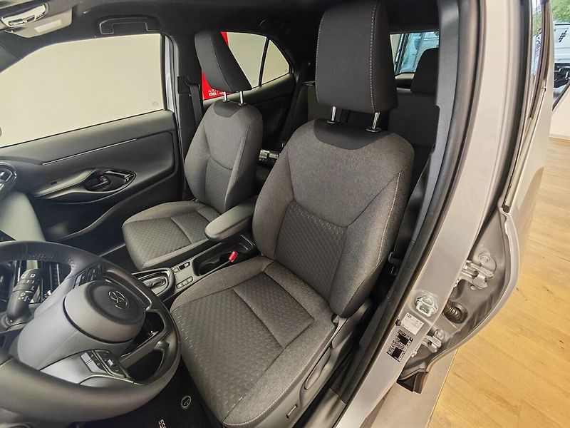 Toyota Yaris Cross 1.5 TNGA HEV 1 CVT Style 2x4 - fotka 13 z 36