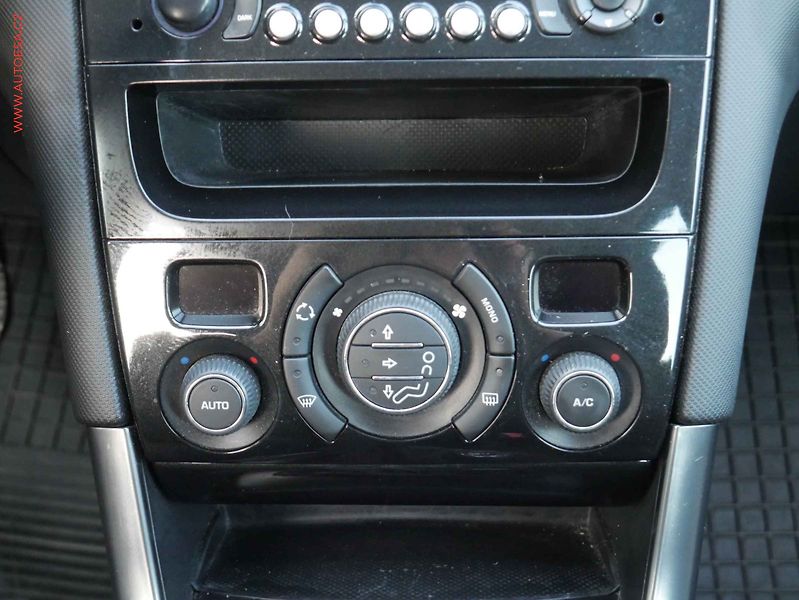 Peugeot 308 (2013) 1.6 i, AC, tempo, park.asist - fotka 13 z 17