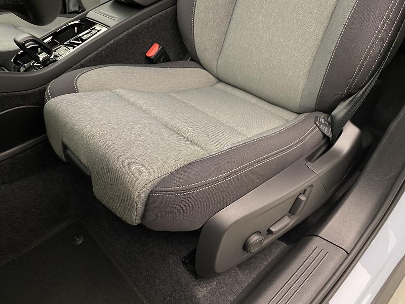 Volvo XC40 (2025) B3 AUT DARK PLUS - fotka 28 z 64