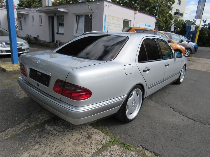 Mercedes-Benz Třídy E 3,2 E 320 Elegance Automat - fotka 6 z 24