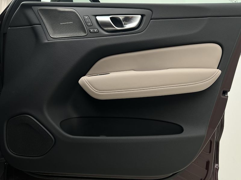 Volvo XC60 B5 AWD DARK PLUS RECHARGE CZ - fotka 44 z 44