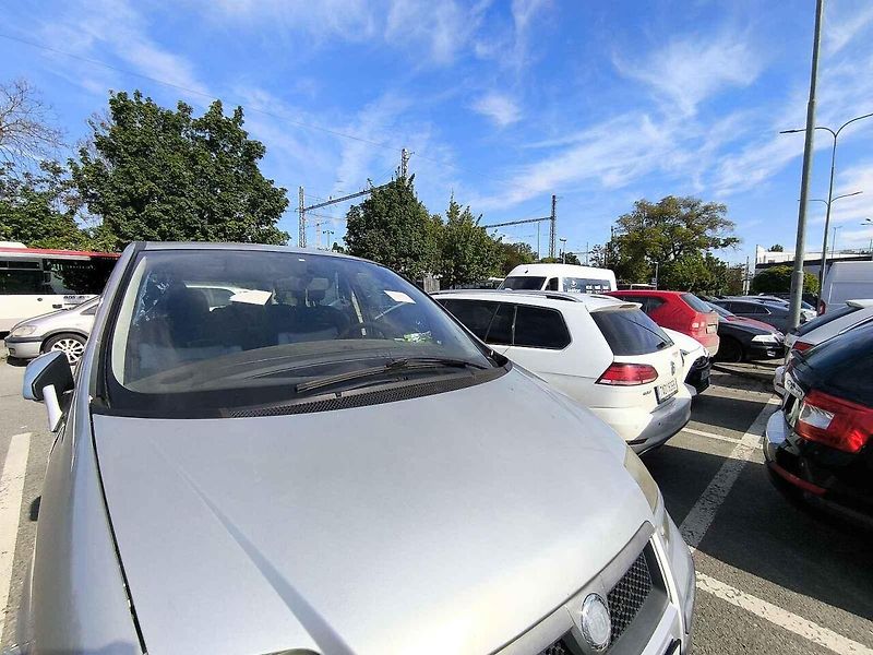 Stříbrný vůz stojí na parkovišti u židenického hypermarketu Kaufland. Hotel fiat, jak je pojmenovaný v mapách Google, má od uživatelů vysoké hodnocení a přitom láká na nízkou cenu, na dveřích vozů má napsáno 15 korun za noc.
