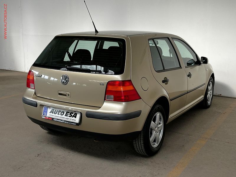 Volkswagen Golf (2002) 1.6i, Klima - fotka 4 z 11
