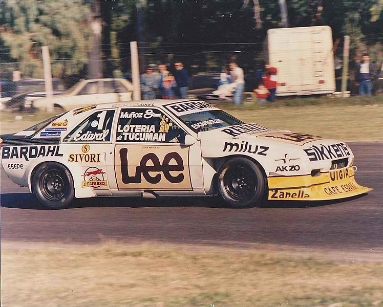 Renault Fuego GTX z roku 1982 s charakteristickým velkým zadním oknem, pod nímž se skrýval prostorný kufr.